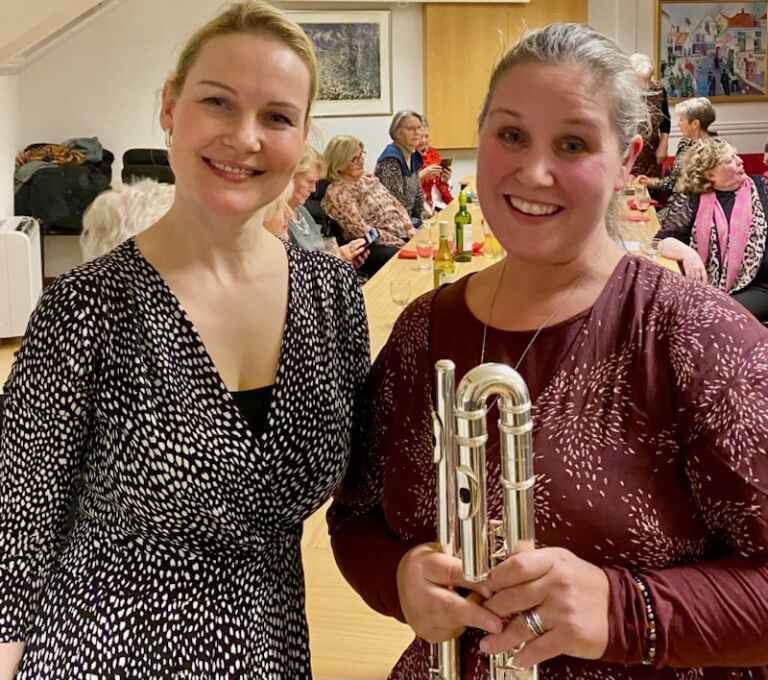 Kajadilani spiller fløyte